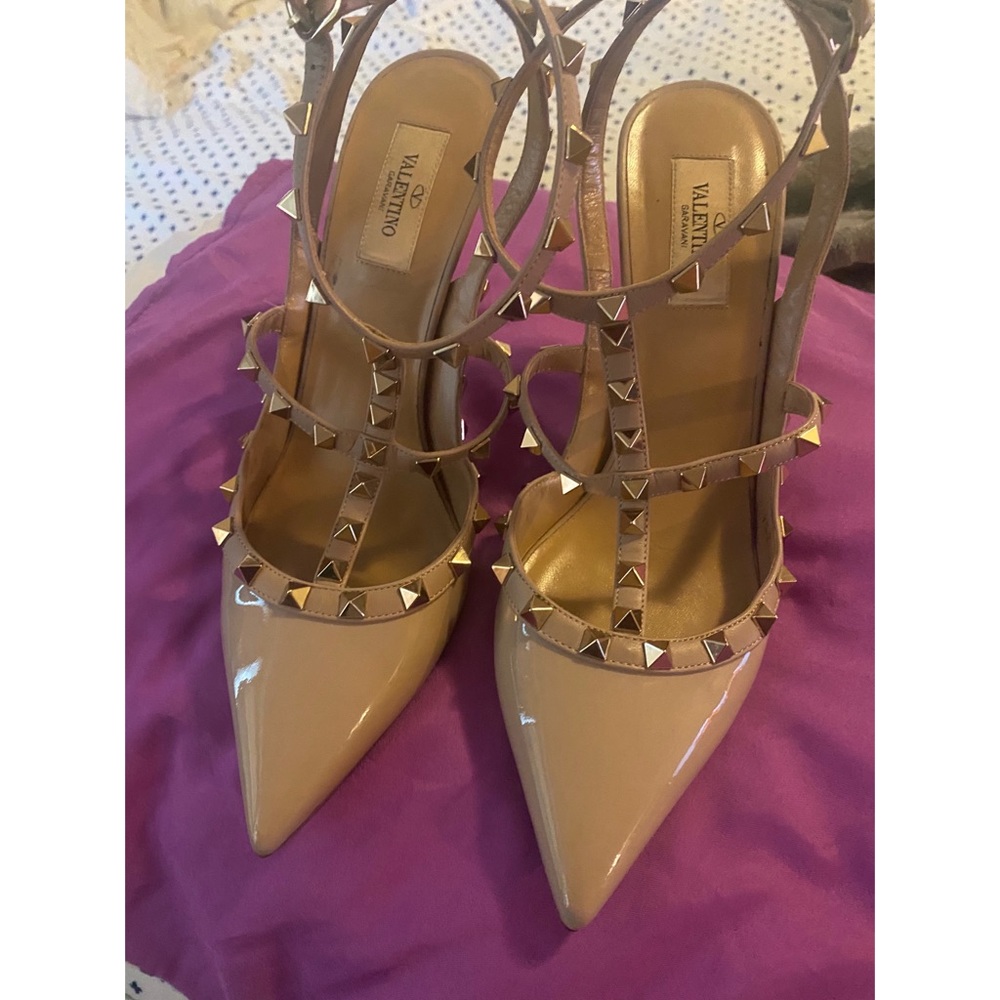 ROCKSTUD GRAINY CALFSKIN ANKLE STRAP PUMP  100 MM